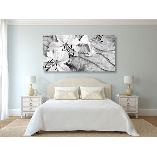 Obraz zátišie s ľáliami a perlami v čiernobielom prevedení