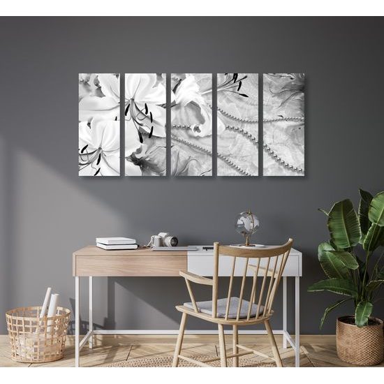 5-dielny obraz zátišie s ľáliami a perlami v čiernobielom prevedení