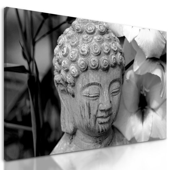 Obraz socha Budhu v kvetinovej záhrade v čiernobielom prevedení