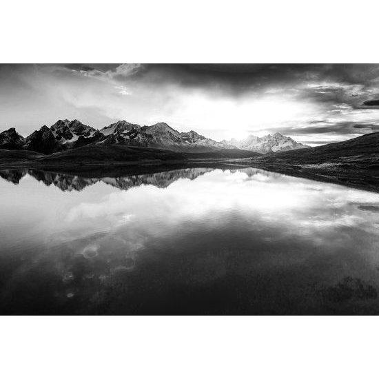 Fototapeta čiernobiely odraz západu slnka v horskom jazere