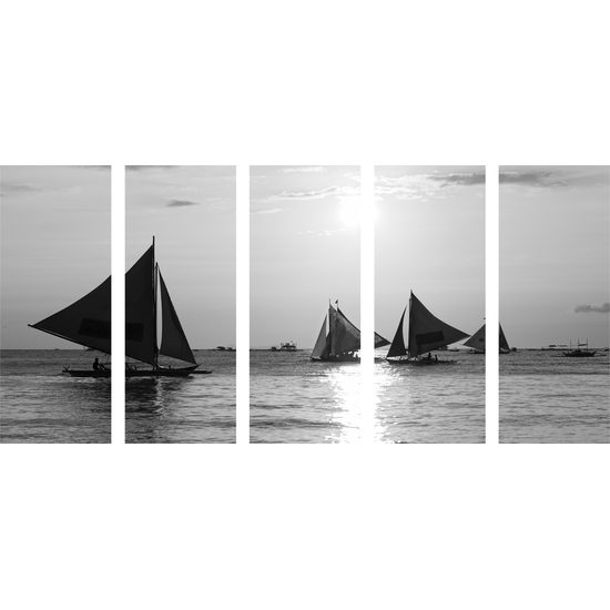 5-dielny obraz plachetnice pri západe slnka v čiernobielom prevedení