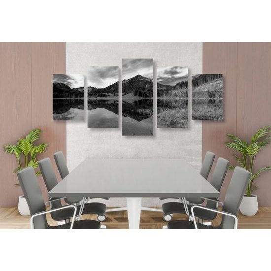 5-dielny obraz jazero medzi horami v čiernobielom prevedení