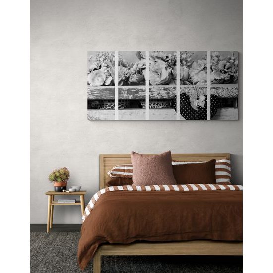 5-dielny obraz kvety karafiátu a srdiečko v čiernobielom prevedení