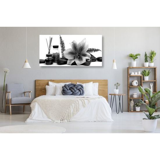 Obraz relaxačné zátišie s ľáliou v čiernobielom prevedení