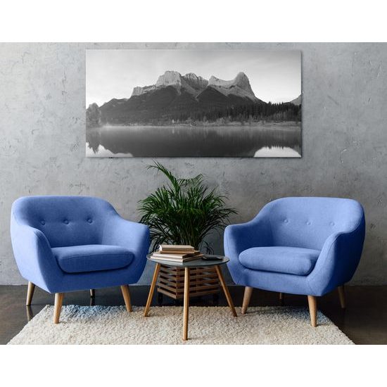 Obraz majestátna hora v čiernobielom prevedení