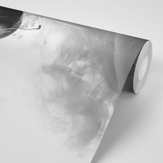 Tapeta romantický kvet v objatí čiernej