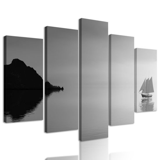 5-dielny obraz loďka na šírom mori v čiernobielom prevedení