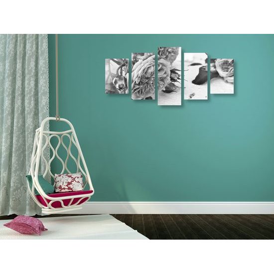 5-dielny obraz jemnosť ruží v čiernobielom prevedení