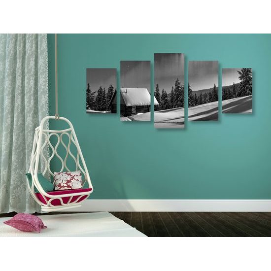 5-dielny obraz polárna žiara nad zimnou krajinou v čiernobielom prevedení