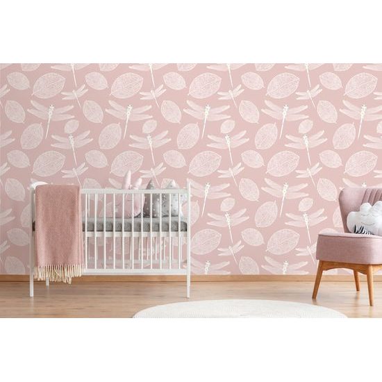 Tapeta lietajúce vážky nad hladinou v ružovom prevedení