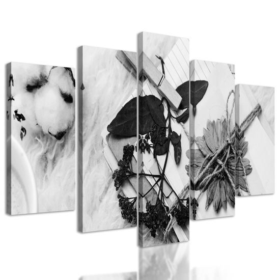 5-dielny obraz spomienky uložené v listoch v čiernobielom prevedení