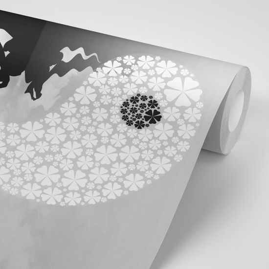 Samolepiaca tapeta jóga v objatí jin a jang v čiernobielom prevedení