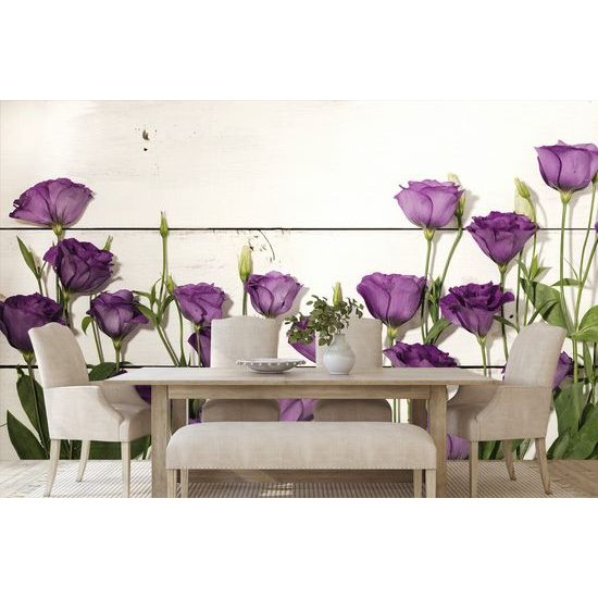 Samolepiaca fototapeta fialové kvety na drevenom pozadí