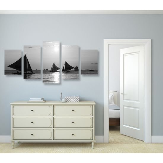 5-dielny obraz plachetnice pri západe slnka v čiernobielom prevedení