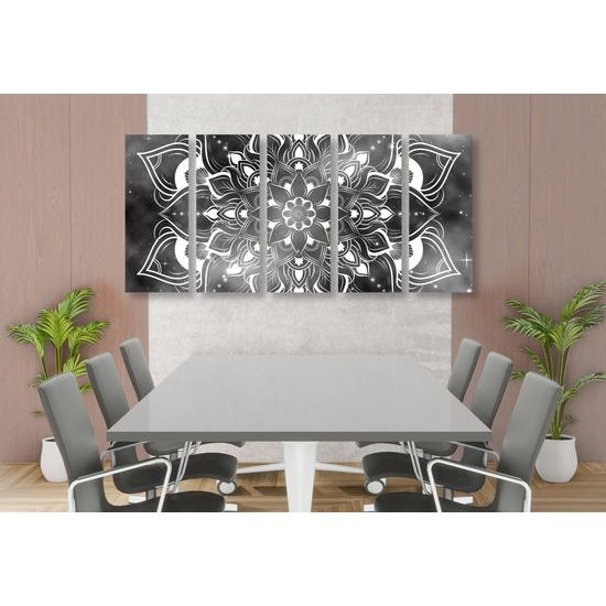 5-dielny obraz vesmírna Mandala v čiernobielom prevedení