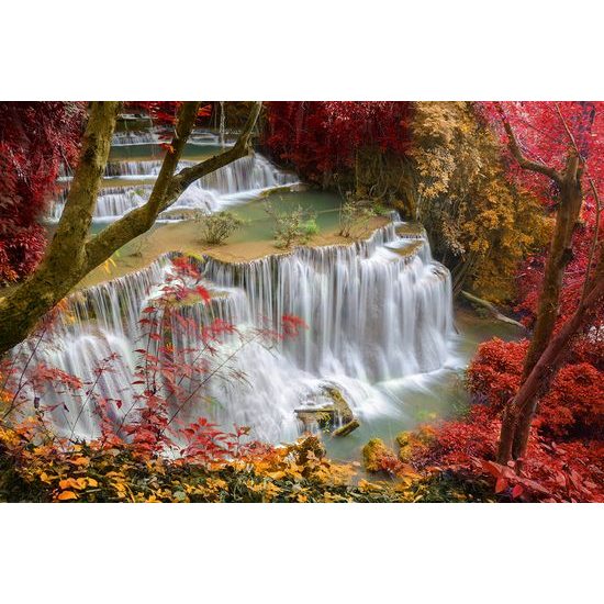 Očarujúca samolepiaca fototapeta vodopád uprostred lesa