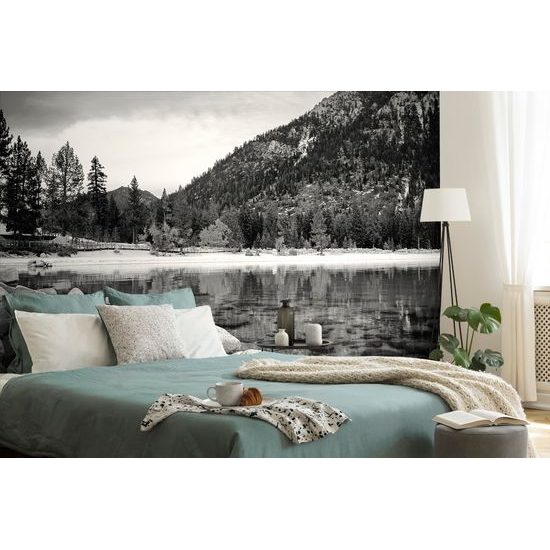 Samolepiaca fototapeta čiernobiele priezračné jazero v horách