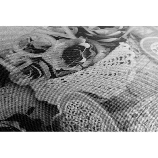 Obraz nádherné romantické zátišie s nápisom love v čiernobielom prevedení