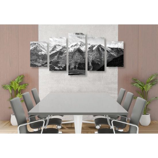 5-dielny majestátne hory v čiernobielom prevedení