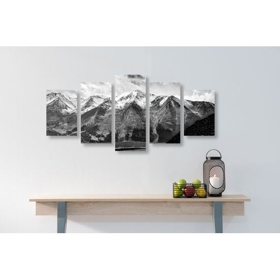5-dielny majestátne hory v čiernobielom prevedení