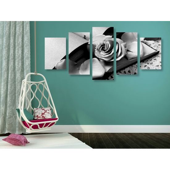 5-dielny obraz ruža a tajný kľúč v čiernobielom prevedení