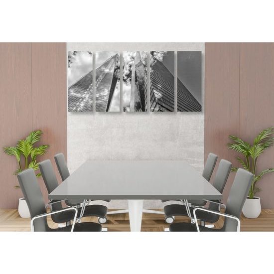 5-dielny obraz mrakodrapy v čiernobielom prevedení