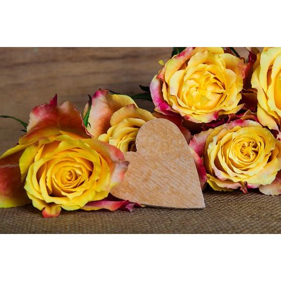 Fototapeta žlté ruže s dreveným srdcom