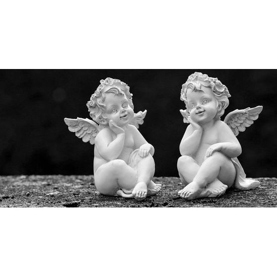 Obraz sošky anjélikov v čiernobielom prevedení