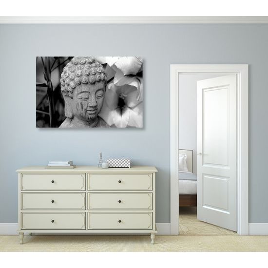 Obraz socha Budhu v kvetinovej záhrade v čiernobielom prevedení