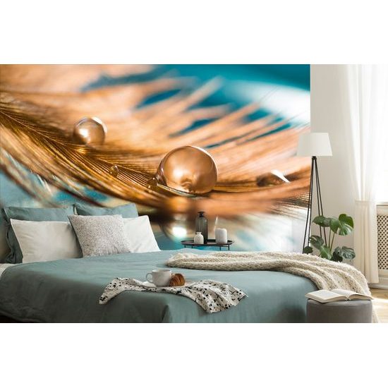 Nádherná samolepiaca tapeta zlaté pierko s kvapkou vody