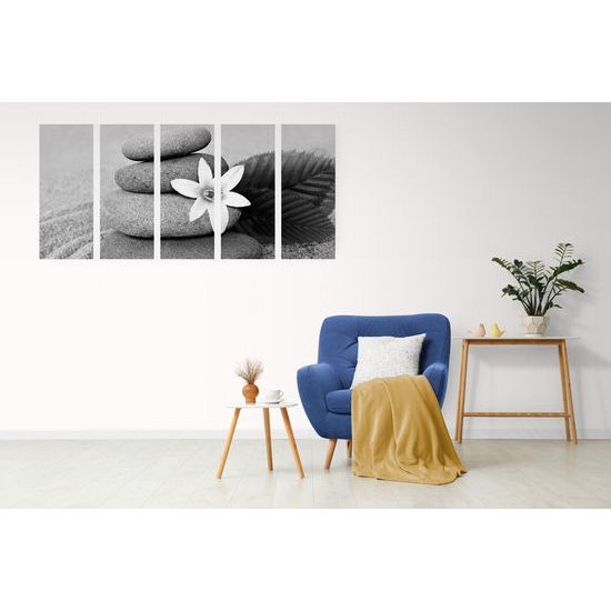 5-dielny obraz kamene na pieskovej pláži v čiernobielom prevedení
