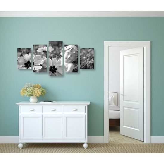 5-dielny obraz anjel na rozkvitnutej lúke v čiernobielom prevedení