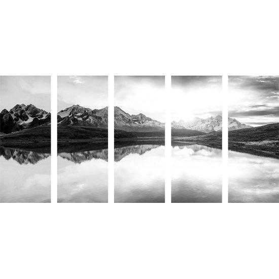 5-dielny obraz fascinujúci západ slnka nad horským plesom v čiernobielom prevedení