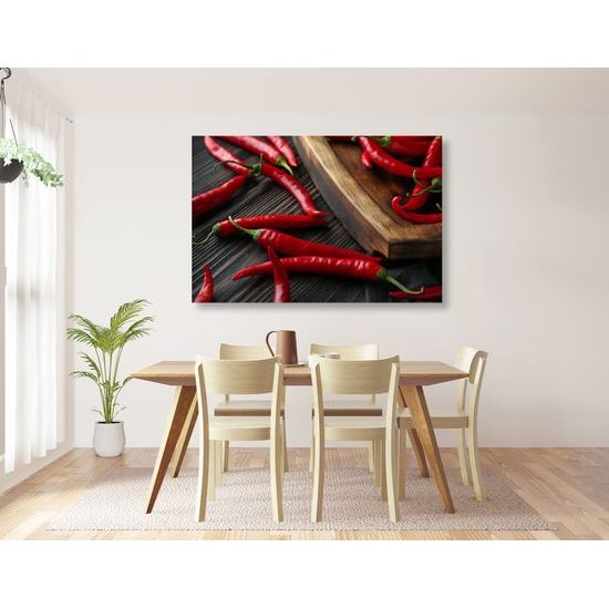 Obraz chili papričky na drevenom podklade