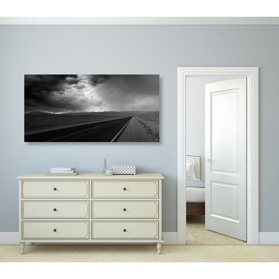 Obraz nekonečná cesta púšťou v čiernobielom prevedení