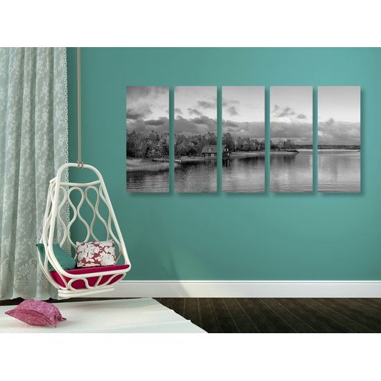 5-dielny obraz osamelý dom pri jazere v čiernobielom prevedení