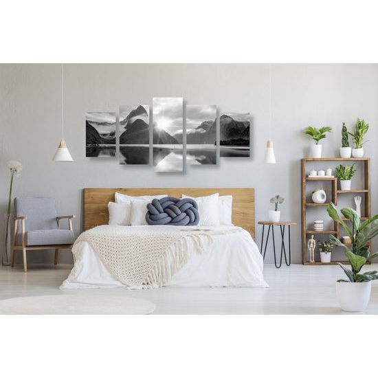 5-dielny obraz dychberúci východ slnka na Novom Zélande v čiernobielom prevedení