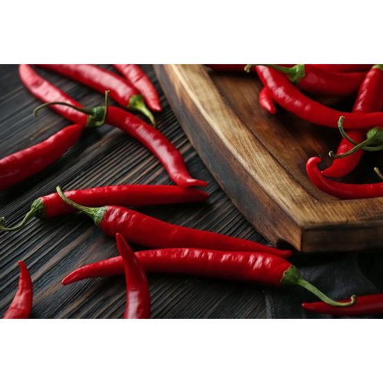 Obraz chili papričky na drevenom podklade