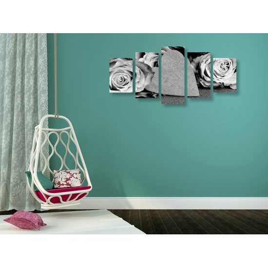 5-dielny obraz nádherné žlté ruže v čiernobielom prevedení