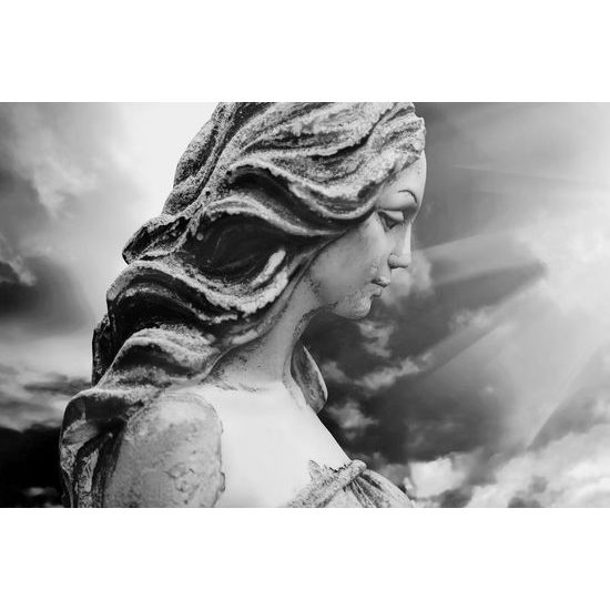 Obraz krásny anjel zaliaty lúčmi slnka v čiernobielom prevedení