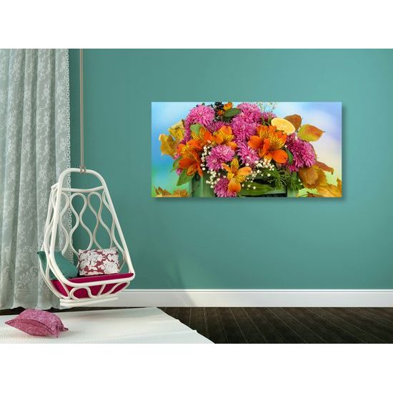 Obraz jesenné zátišie drevená debnička plná kvetov