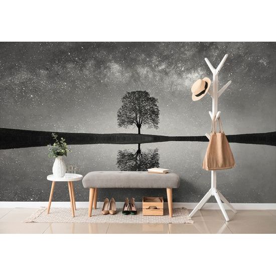 Nádherná čiernobiela fototapeta strom pod oblohou plnou hviezd