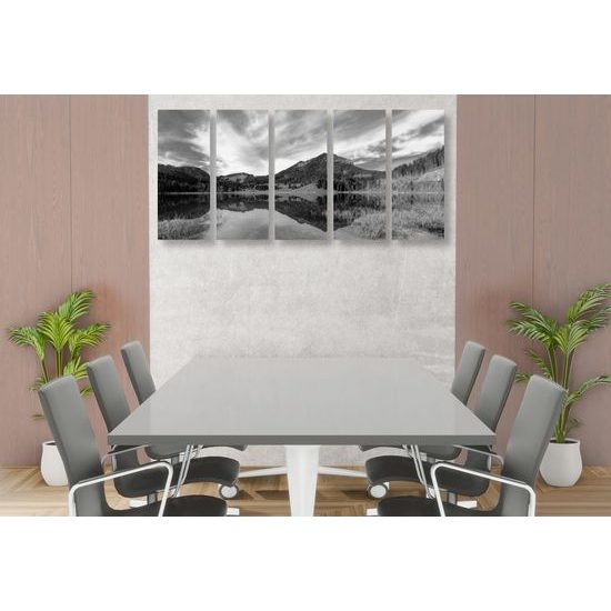 5-dielny obraz jazero medzi horami v čiernobielom prevedení