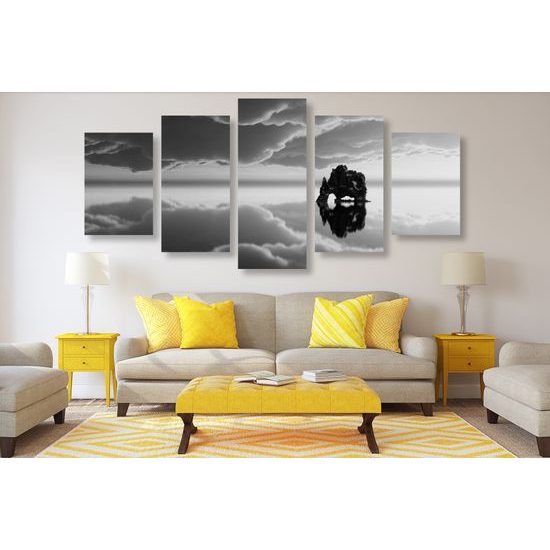 5-dielny obraz skala uprostred mora v čiernobielom prevedení