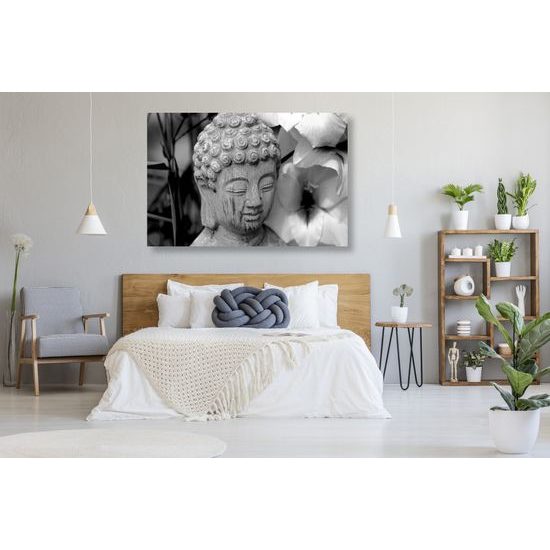 Obraz socha Budhu v kvetinovej záhrade v čiernobielom prevedení