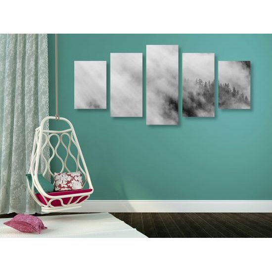 5-dielny obraz hmla nad lesom v čiernobielom prevedení