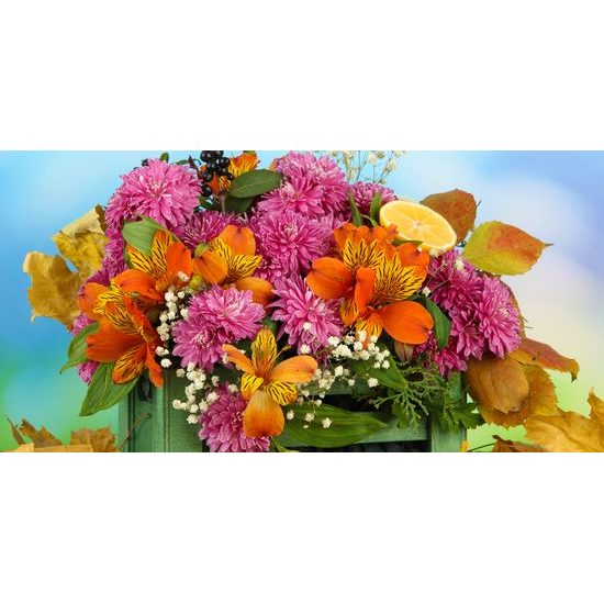 Obraz jesenné zátišie drevená debnička plná kvetov