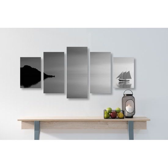 5-dielny obraz loďka na šírom mori v čiernobielom prevedení