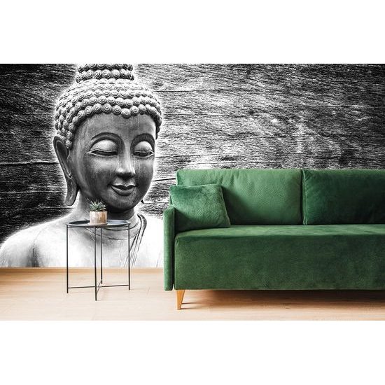 Samolepiaca fototapeta Budha pri drevenom pozadí v čiernobielom prevedení