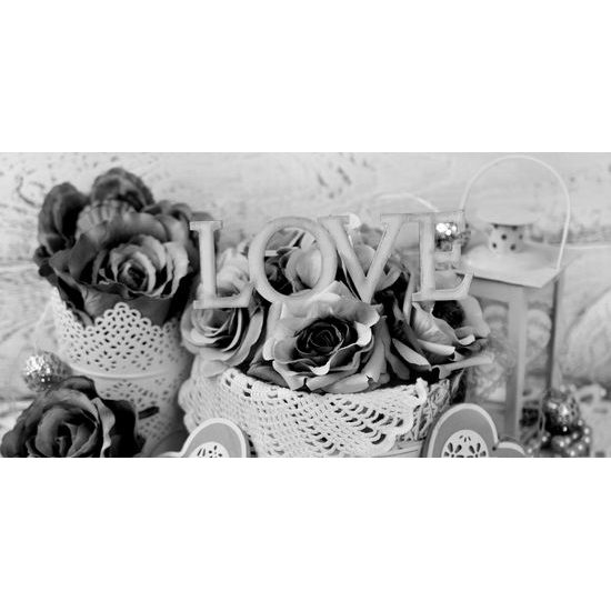 Obraz nádherné romantické zátišie s nápisom love v čiernobielom prevedení